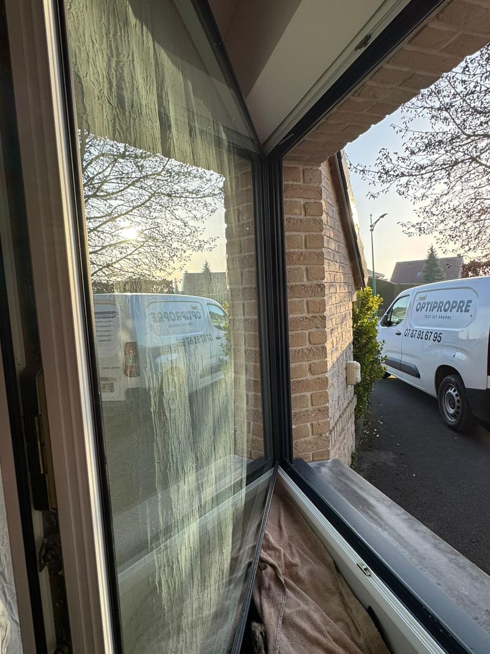 Nettoyage complet et premium des vitres et huisseries à Ecurie - par Optipropre - Pas de Calais