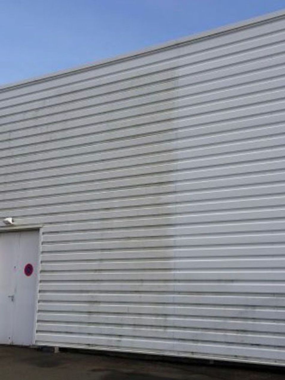 Nettoyage de façade industrielle à la perche à Béthune : retrait des mousses et de la pollution sur bardage - par Optipropre