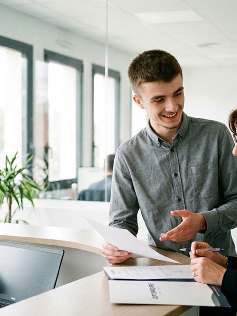 Controle final par Optipropre auprès du client pour leur intervention en nettoyage de locaux commerciaux/bureaux