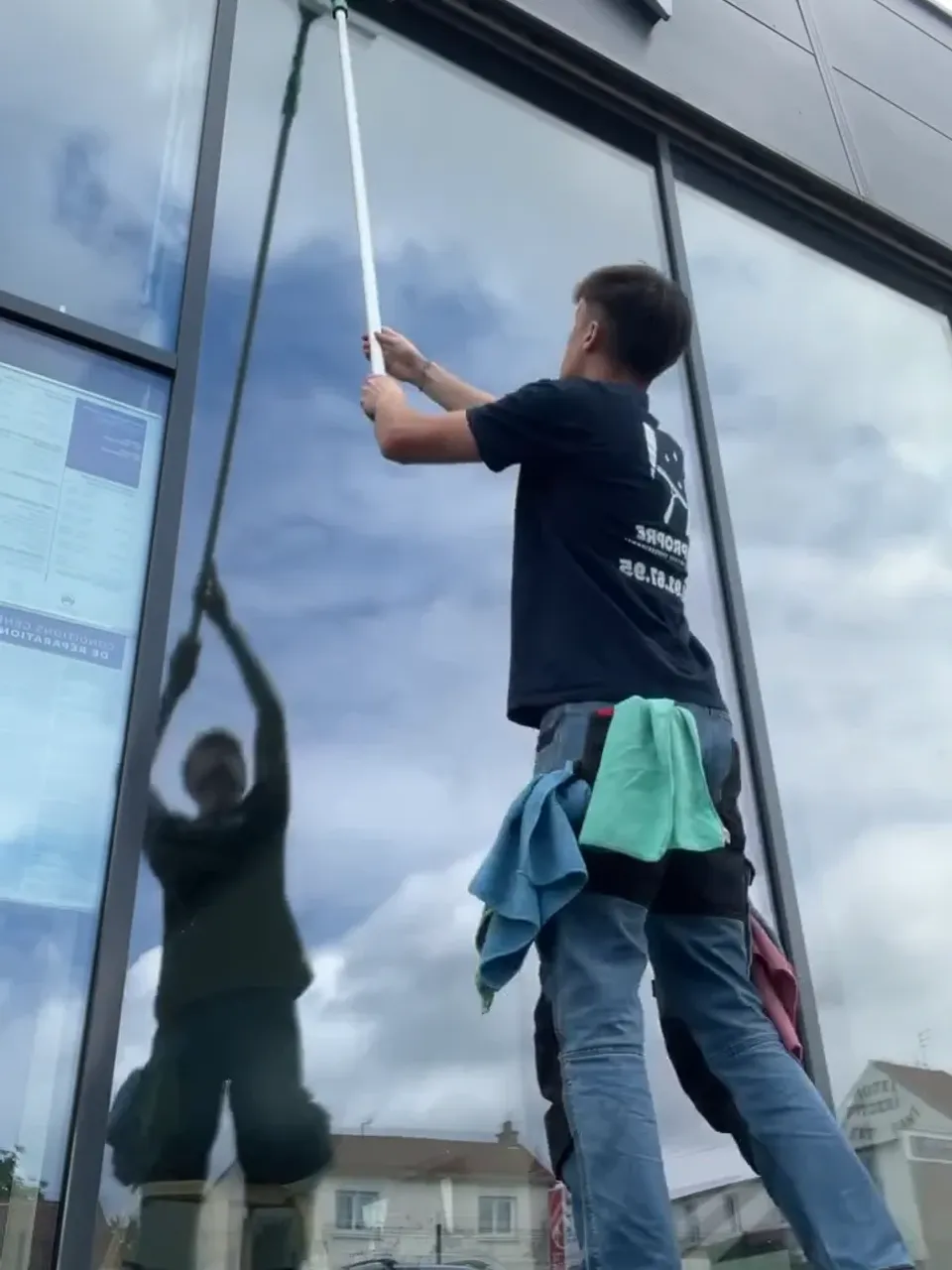 Réalisation d'un nettoyage de vitres concessionnaires Citroën à Bruay La Buissière par Optipropre