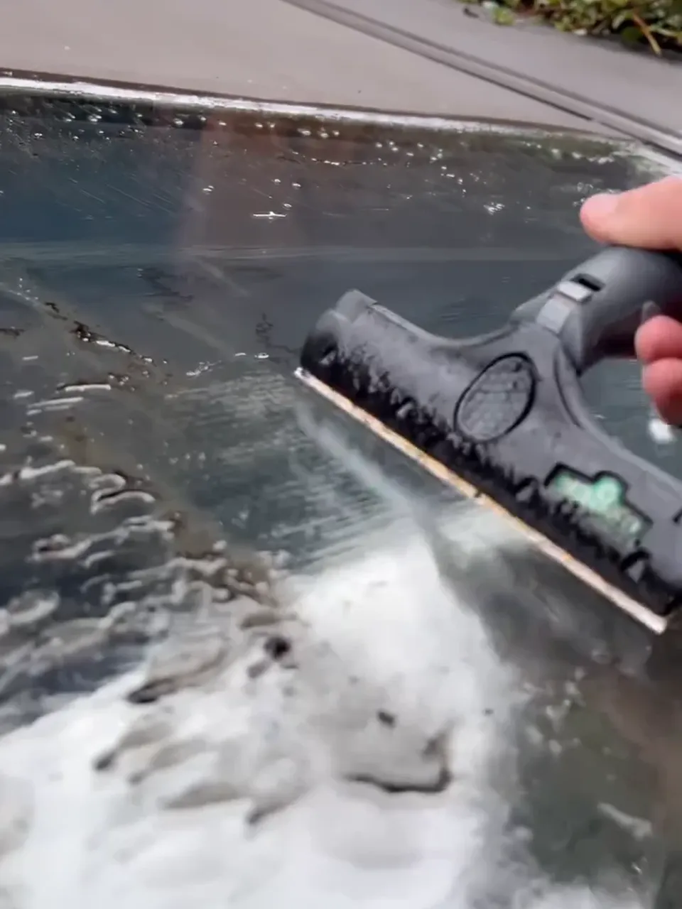 Prestation de nettoyage des vitres d'une véranda par Optipropre - matériel professionnel, résultat impeccable