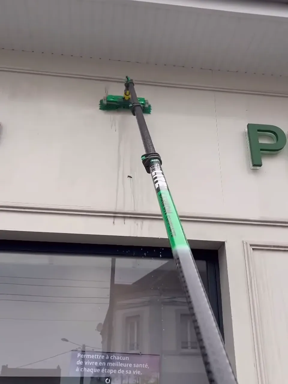 Réalisation Optipropre pour ce nettoyage de façades commerciales à Anvin - Matériel professionnel, résultat garanti