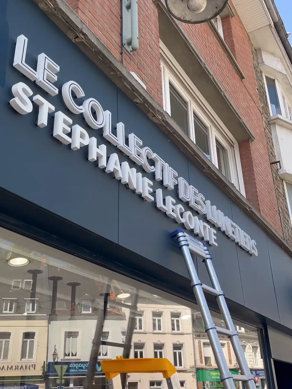 Résultat impeccable, prestation de nettoyage d'enseigne et façade commerciale réalisée par Optipropre - Pas de Calais