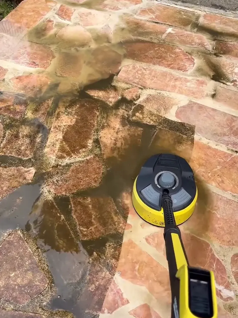 Avant/Après notre passage sur un nettoyage de terrasse à Bruay La Buissière - Réalisé par Optipropre