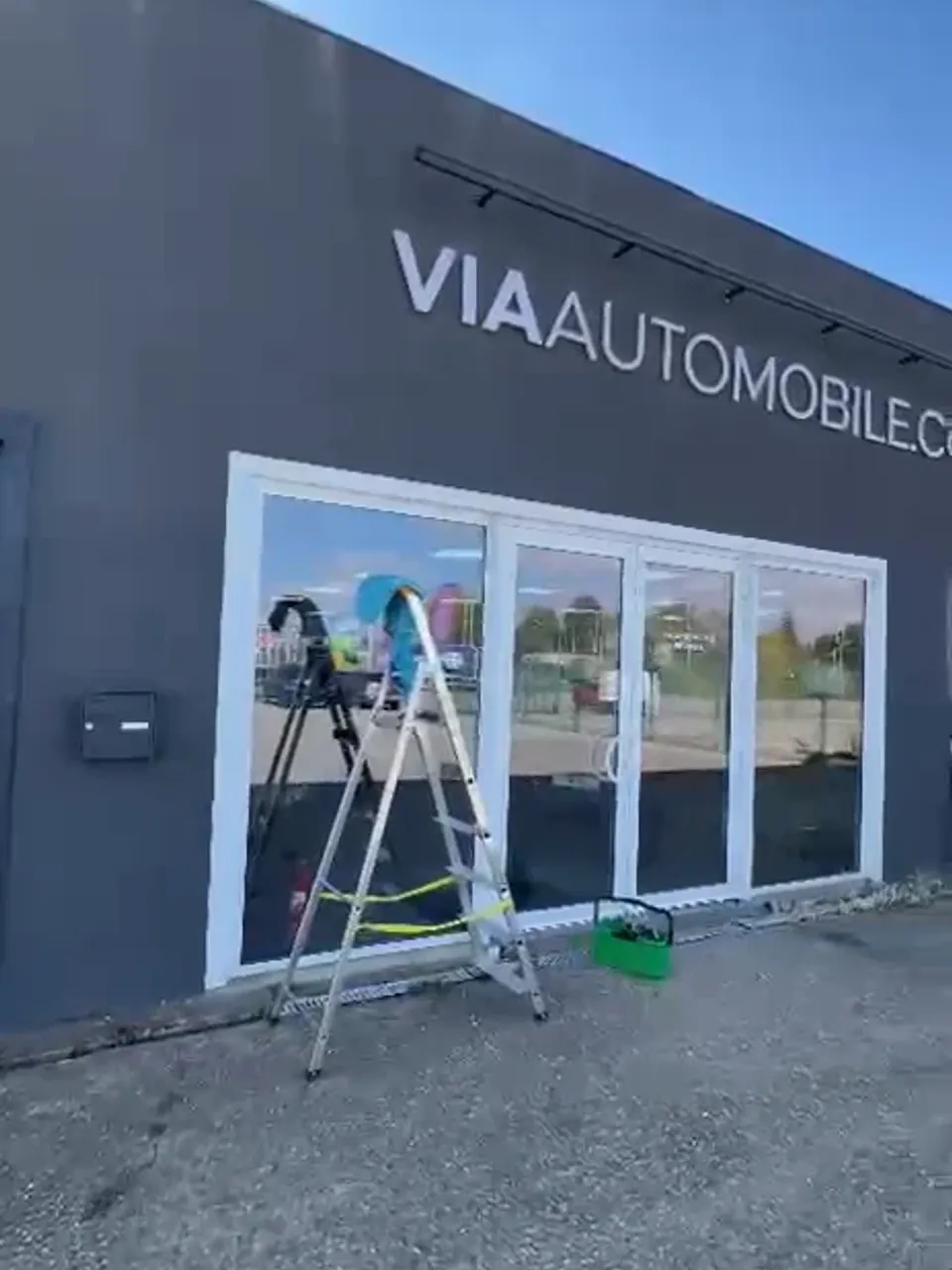 Nettoyage professionnel de vitres de commerces à Béthune pour Via Automobile par Optipropre