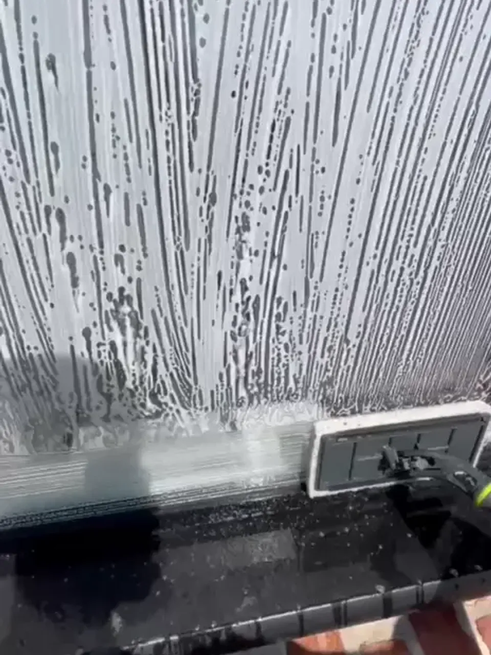 Service Premium en nettoyage de vitres à Houchin par Optipropre - expertise et matériel professionnel