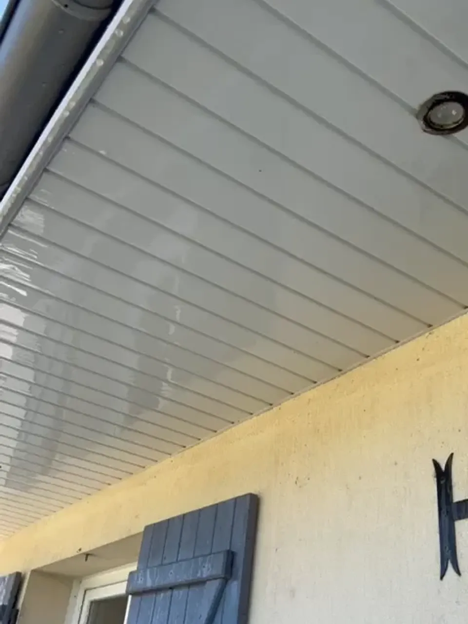 Nettoyage professionnel d'extérieurs et bardages - ici intervention sur des caches-moineaux à Arras - par Optipropre