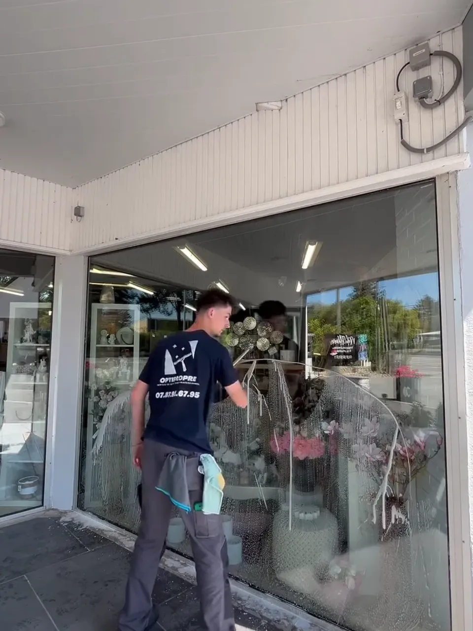 Intervention sur des vitreries de commerces à Norrent-Fontes par Optipropre - Entreprise de nettoyage professionnel de vitres Particuliers et Professionnels