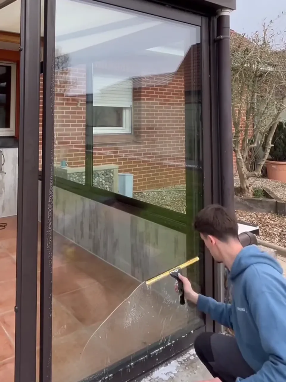 Finition premium par Optipropre pour un nettoyage professionnel de vitres de véranda à Arras