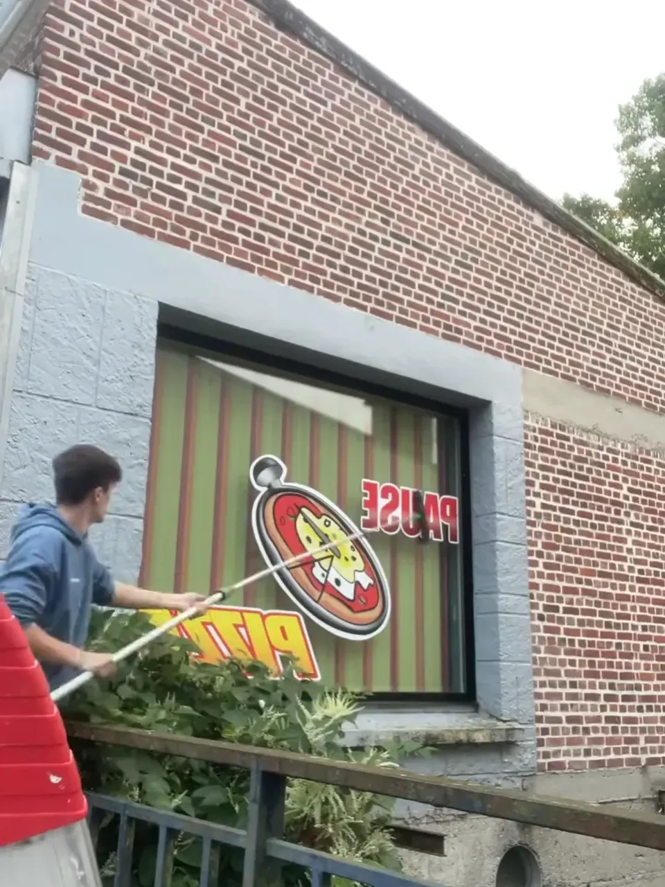 Nettoyage professionnel de vitres de commerces difficile d'accès à Saint-Pol-sur-Ternoise, realisé par Optipropre