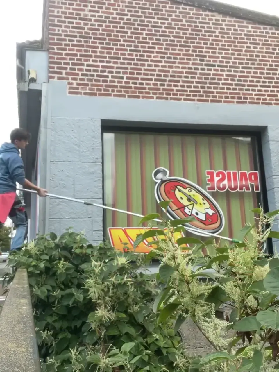 Intervention professionnel de nettoyage de vitres par Optipropre pour un restaurant à Saint-Pol-sur-Ternoise