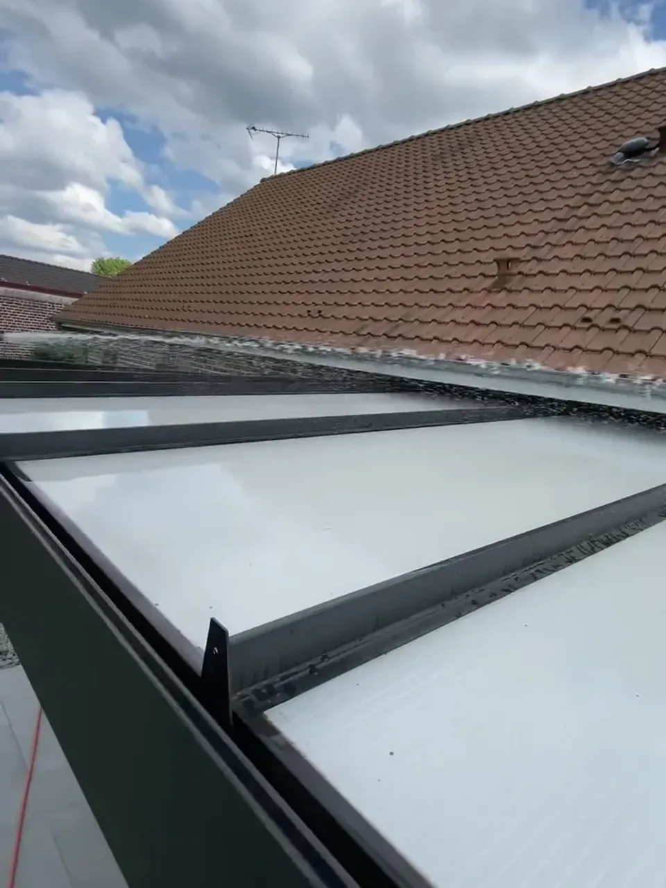 Résultat premium garanti par Optipropre pour le nettoyage de vos toitures de véranda à Bénifontaine et tout le Pas de Calais