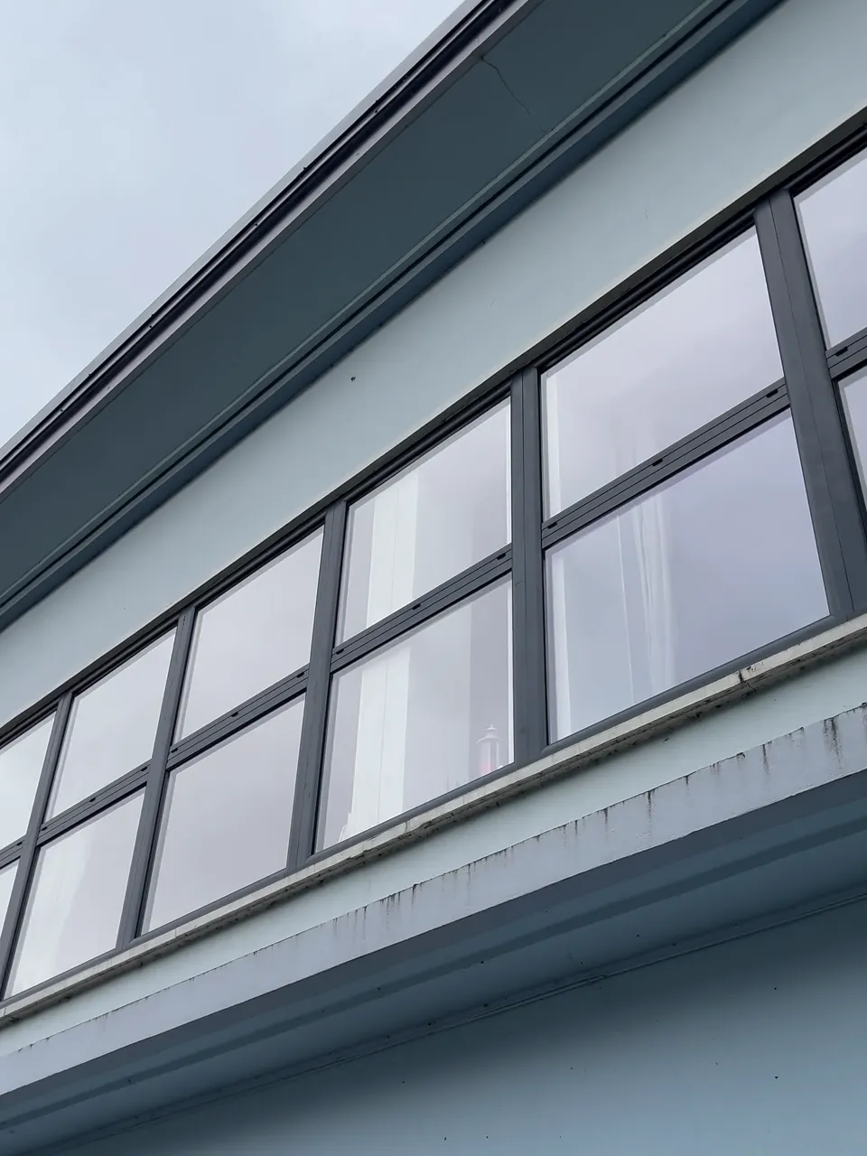 Nettoyage professionnel de vitres en hauteur et difficile d'accès par Optipropre - entreprise de nettoyage professionnel de vitres et surfaces vitrées dans le Pas de Calais