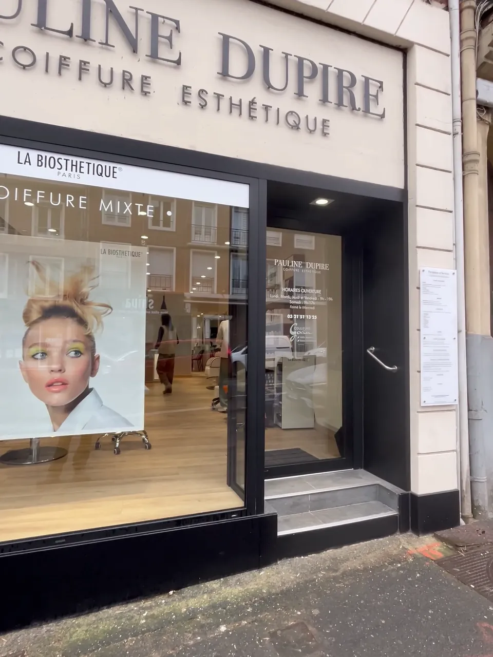 Résultats impeccables après intervention Optipropre sur vitres de commerces à Arras - Entreprise de nettoyage de vitres et surfaces vitrées dans le Pas de Calais