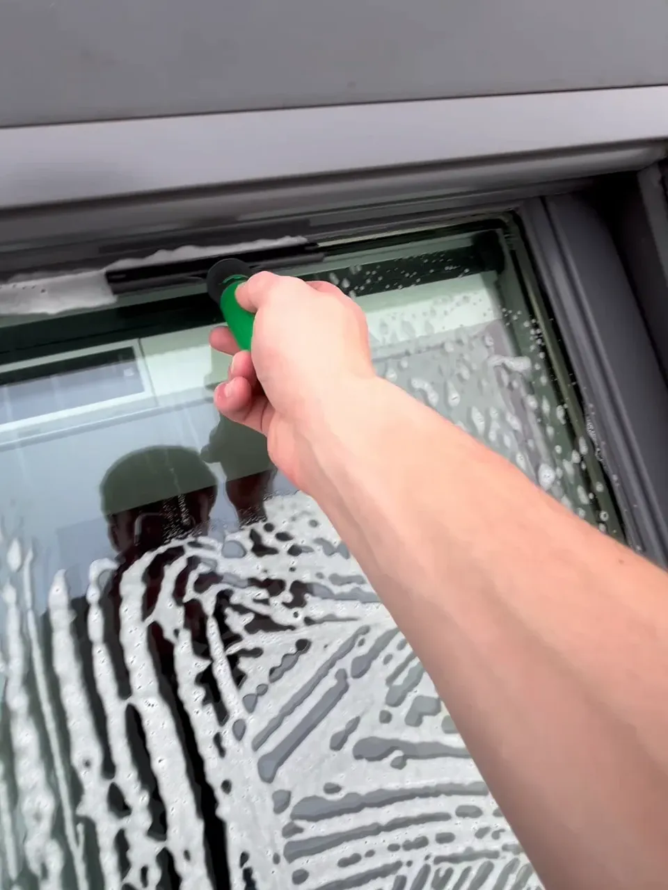 Nettoyage professionnel de Velux: passage du grattoir de précision pour éliminer les résidus tenaces et les lichens sur la surface vitrée - Réalisation Optipropre