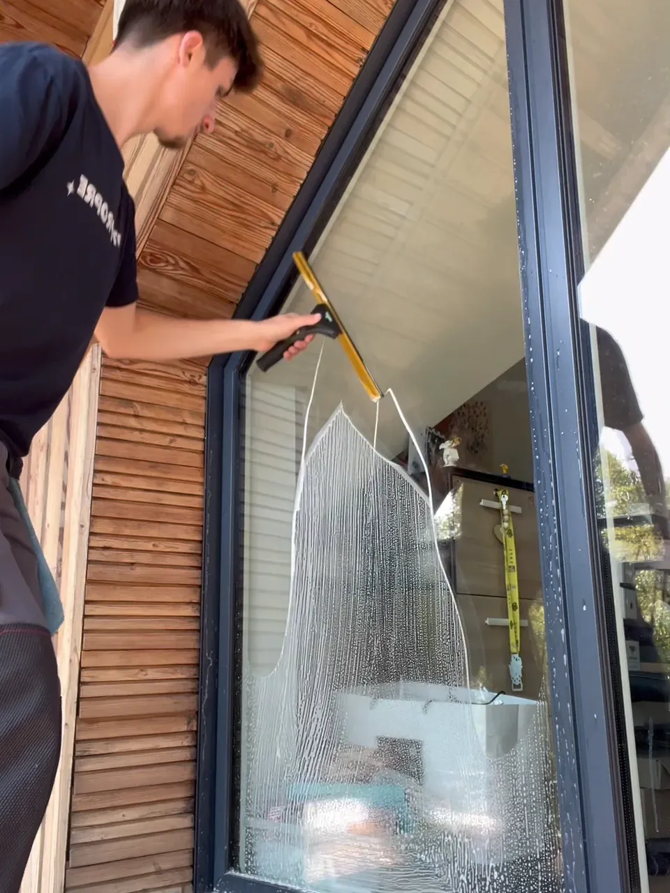 Intervention professionnelle par Optipropre pour un nettoyage de vitres à Aubigny en Artois - résultat premium garanti