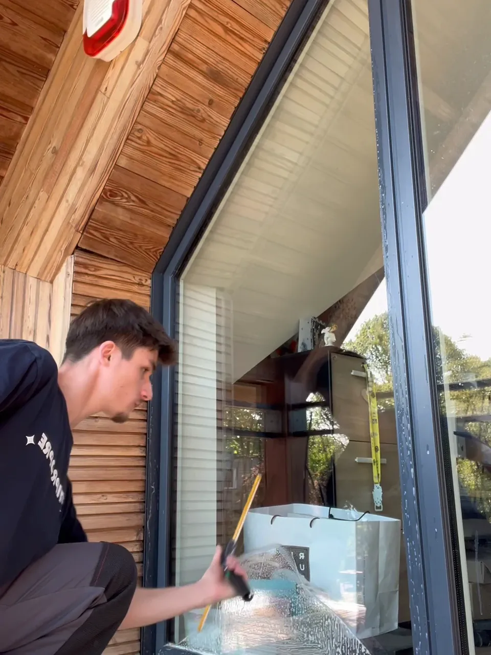 Réalisation d'un nettoyage de vitres professionnel, pour particuliers ou professionnels dans le Pas de Calais - Aubigny en Artois par Optipropre