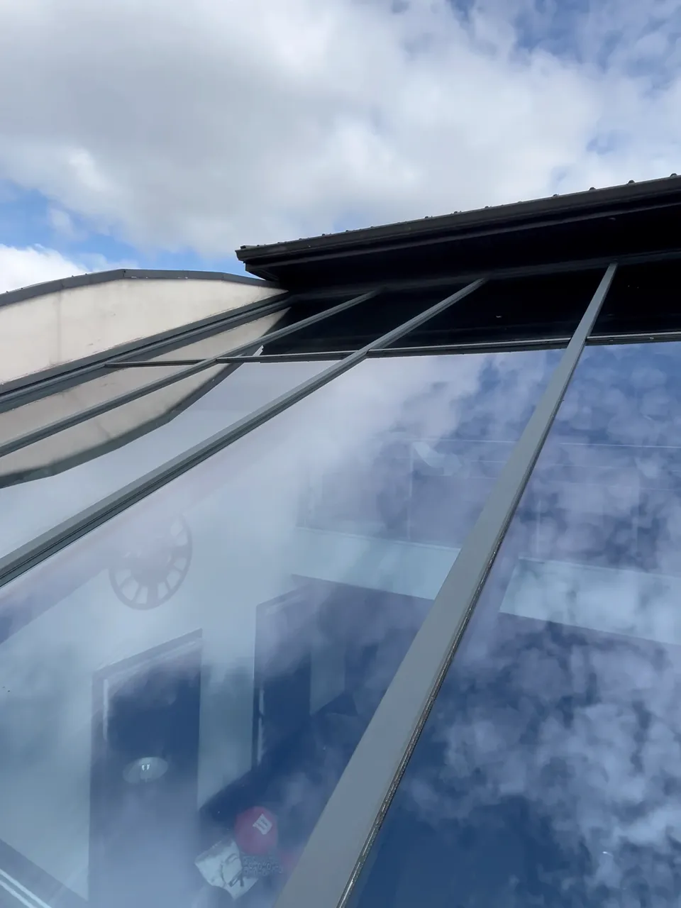 Nettoyage professionnel de vitres de verrière réalisé par Optiprore - entreprise de nettoyage de vitres toutes tailles dans le Pas de Calais