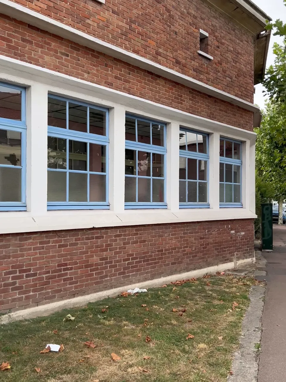 Réalisation d'un nettoyage de vitres à Courrières par Optipropre - entreprise de nettoyage professionnel de vitres et surfaces vitrées