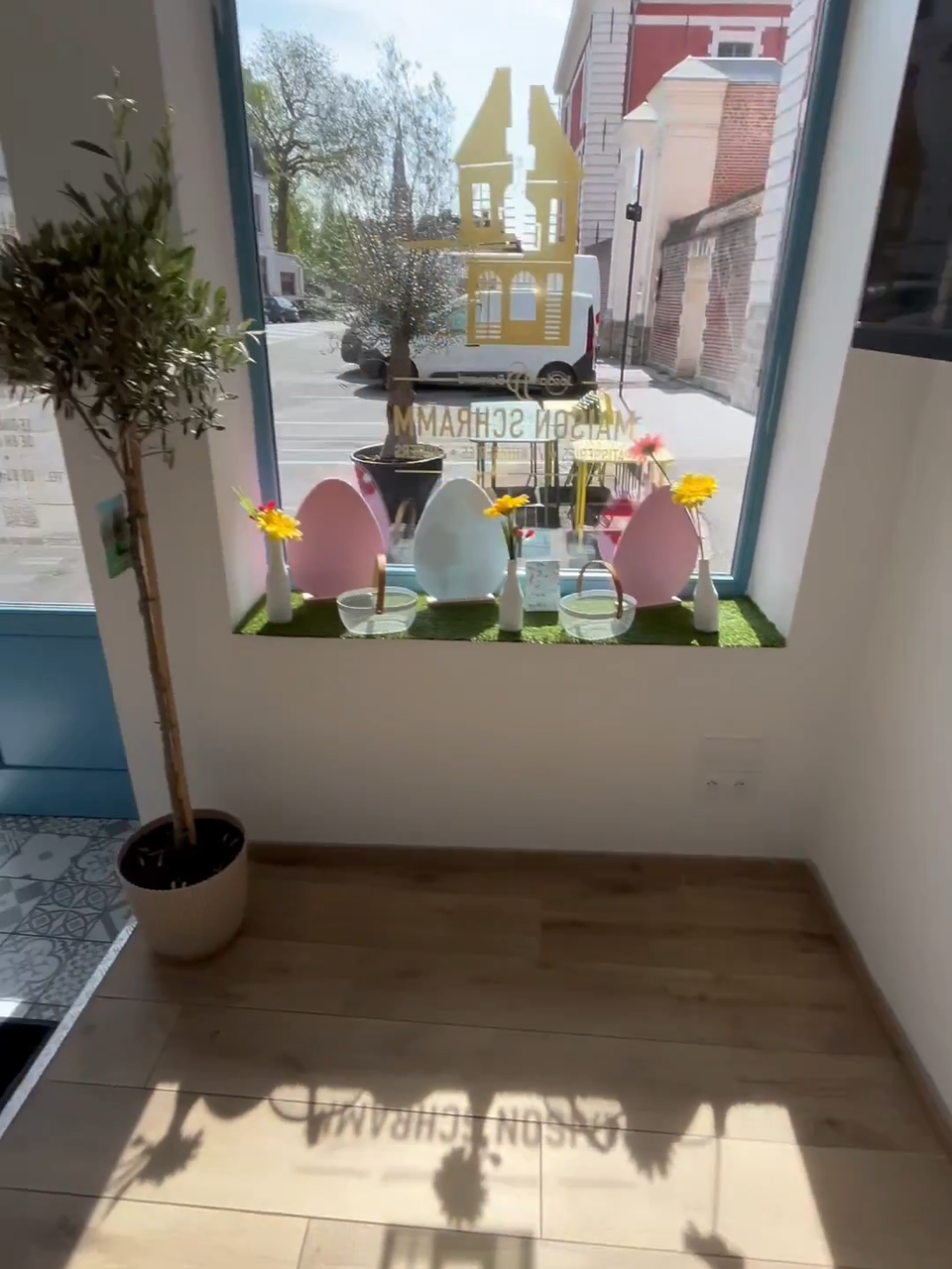 Nettoyage professionnel des vitreries et surfaces d'un local commercial à Arras par Optipropre