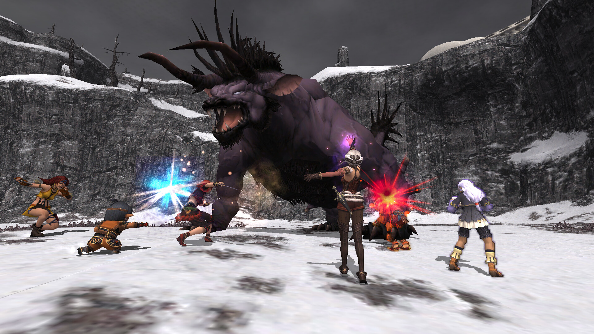 Grupa poszukiwaczy przygód z Final Fantasy XI atakuje fioletowego rogatego stwora na ośnieżonym terenie, u podnóża ciemnych klifów