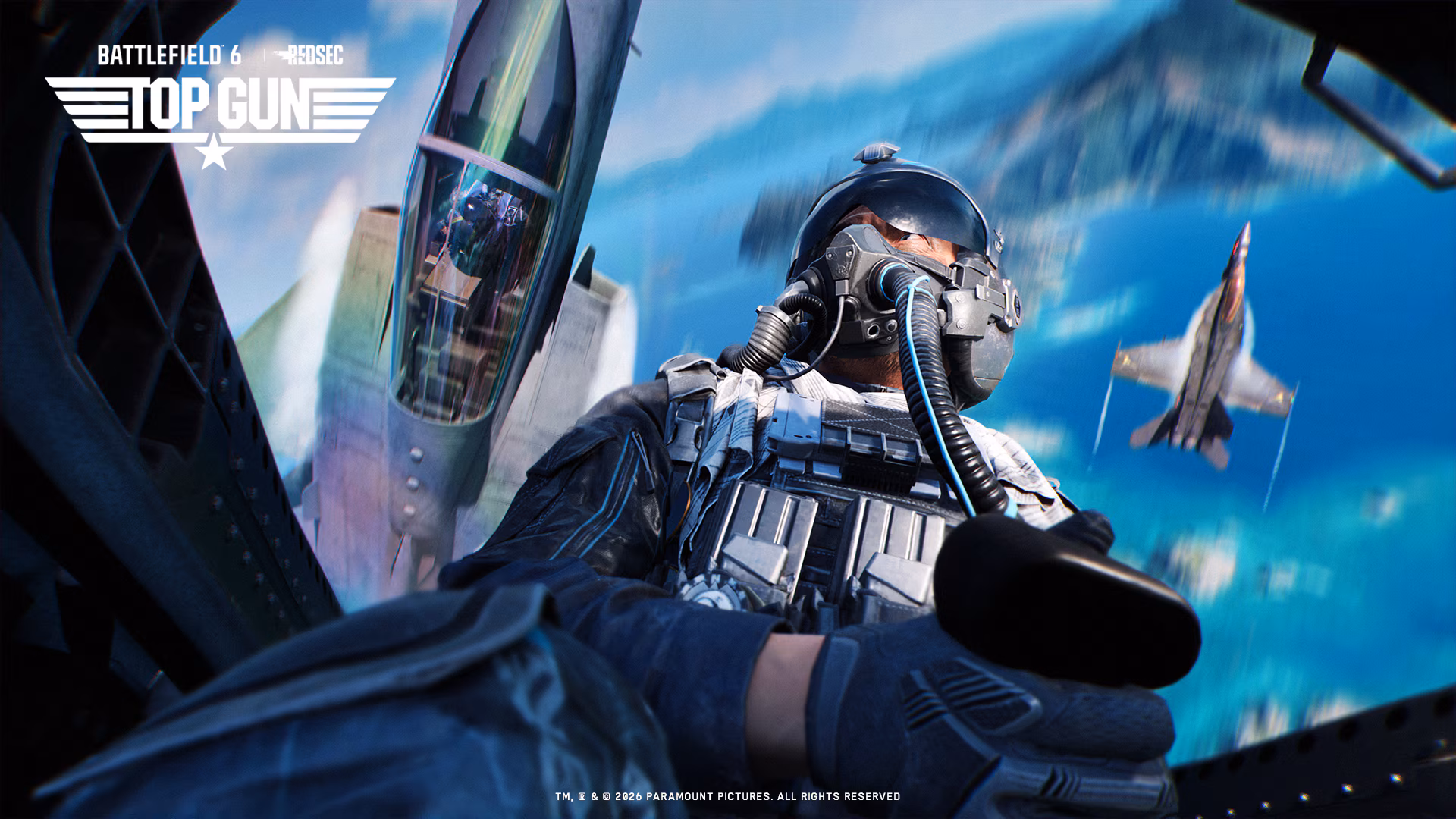 Vue depuis le siège arrière d'un avion de chasse dans Battlefield 6 : un pilote casqué et masqué à l'oxygène se retourne dans son cockpit, tandis qu'un second chasseur vole en formation au-dessus d'un littoral et d'une mer turquoise
