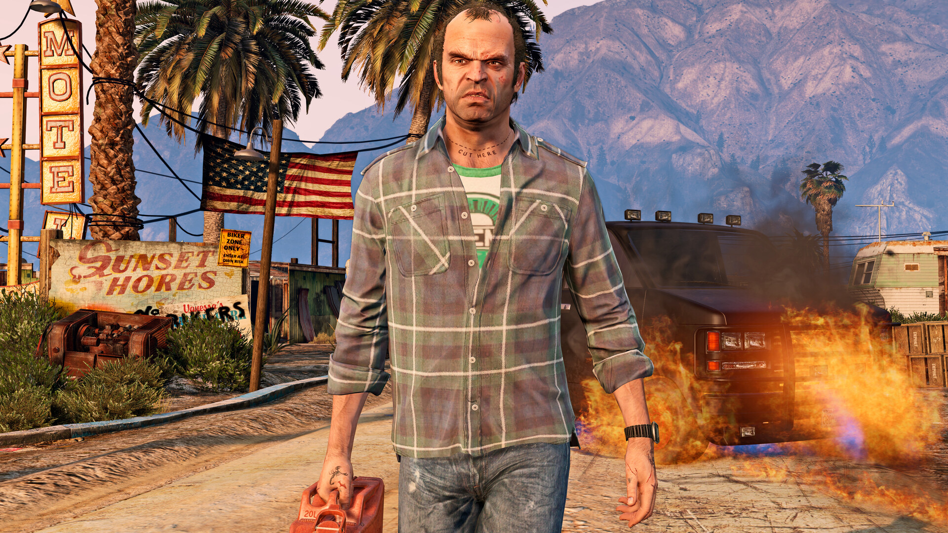 Trevor Philips s'éloigne à pied avec un jerrican rouge à la main, devant un van noir en flammes à Sandy Shores