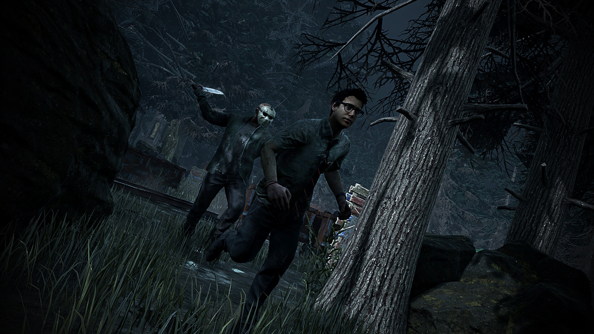 Un survivant fuit Jason Voorhees entre les arbres du camp dans Dead by Daylight