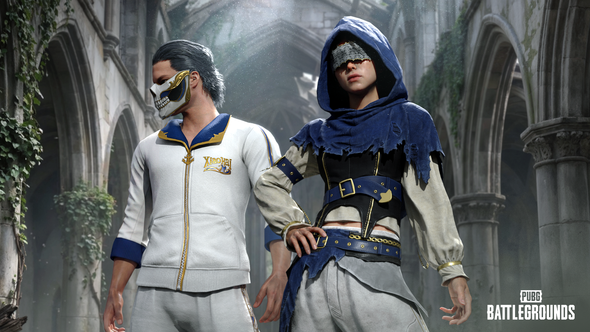 Deux personnages de PUBG portant la tenue de collaboration Xiaohai, veste blanche à liseré bleu et masque squelette, dans des ruines gothiques
