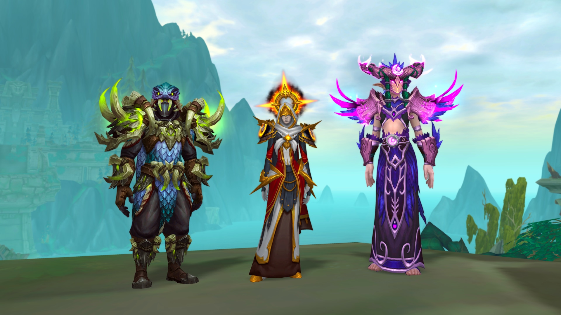 Trois personnages de World of Warcraft portant les ensembles d'armure de chasseur, de prêtre et de druide du raid de l'abîme Venimeux