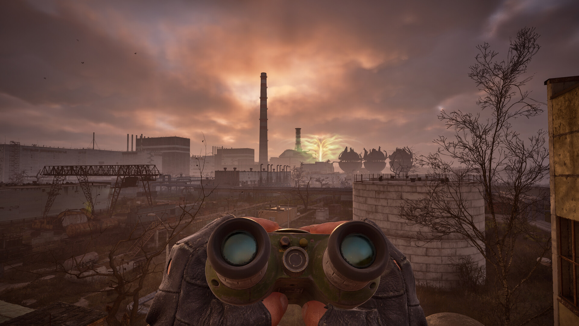 Vue aux jumelles sur la centrale de Tchornobyl, sous un ciel orange chargé, avec une lueur anormale près du sarcophage.