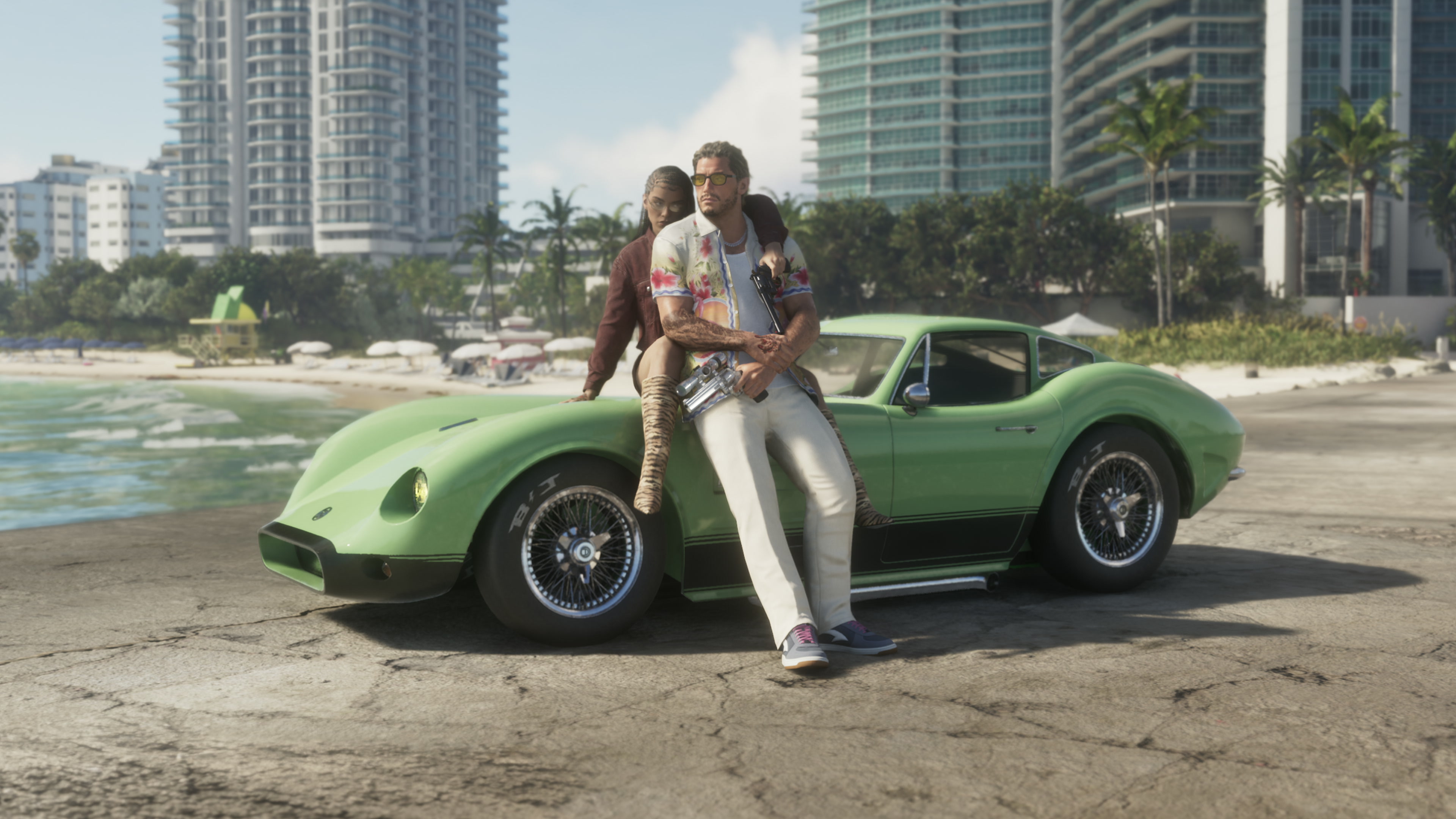 Deux personnages assis sur le capot d'une voiture de sport verte, sur une plage de Vice City en plein jour, immeubles en arrière-plan