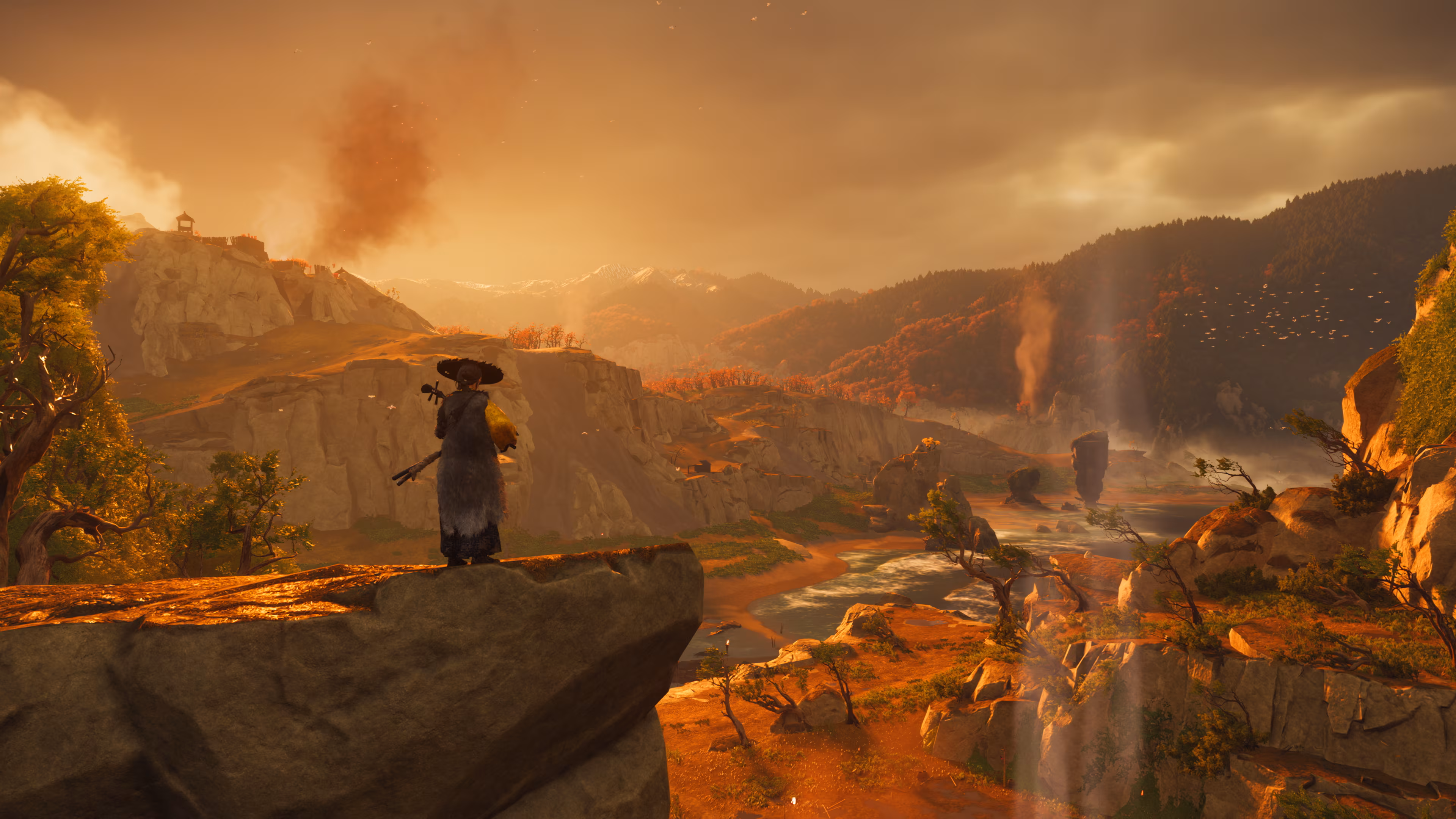 Atsu observe une vallée d'Ezo depuis un promontoire rocheux dans Ghost of Yotei