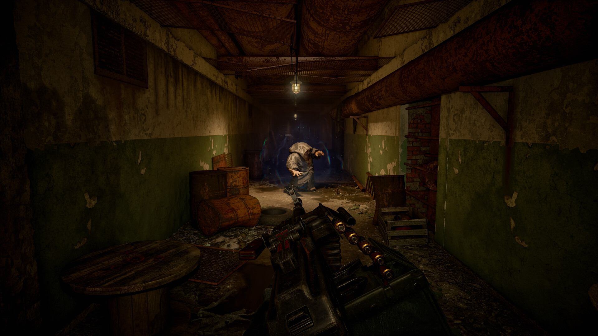 Un stalker équipé progresse de nuit dans une zone contaminée de S.T.A.L.K.E.R. 2