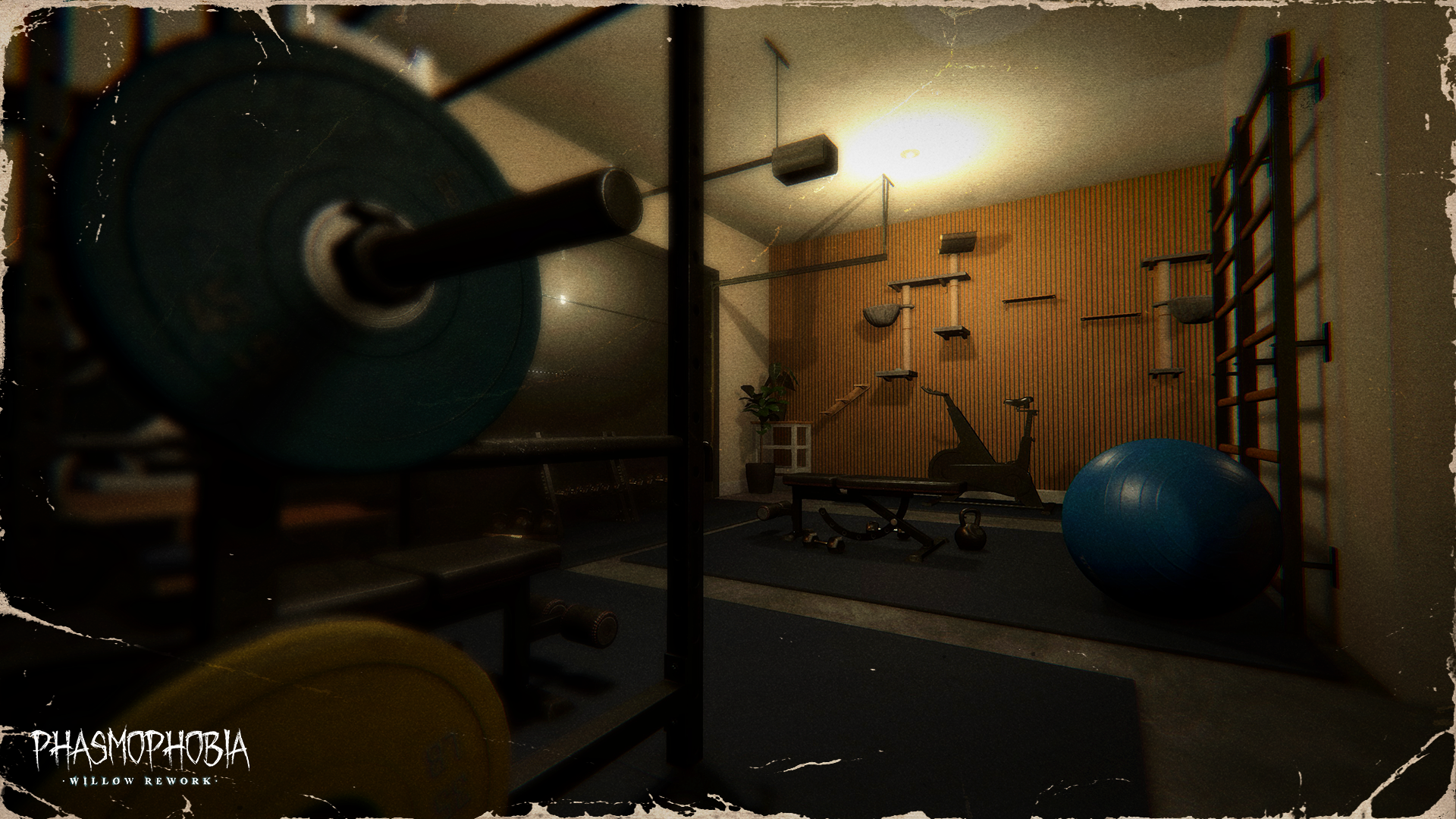 La salle de sport de 13 Willow Street dans Phasmophobia, avec son rack à barre, son vélo et un mur d'escalade pour chat
