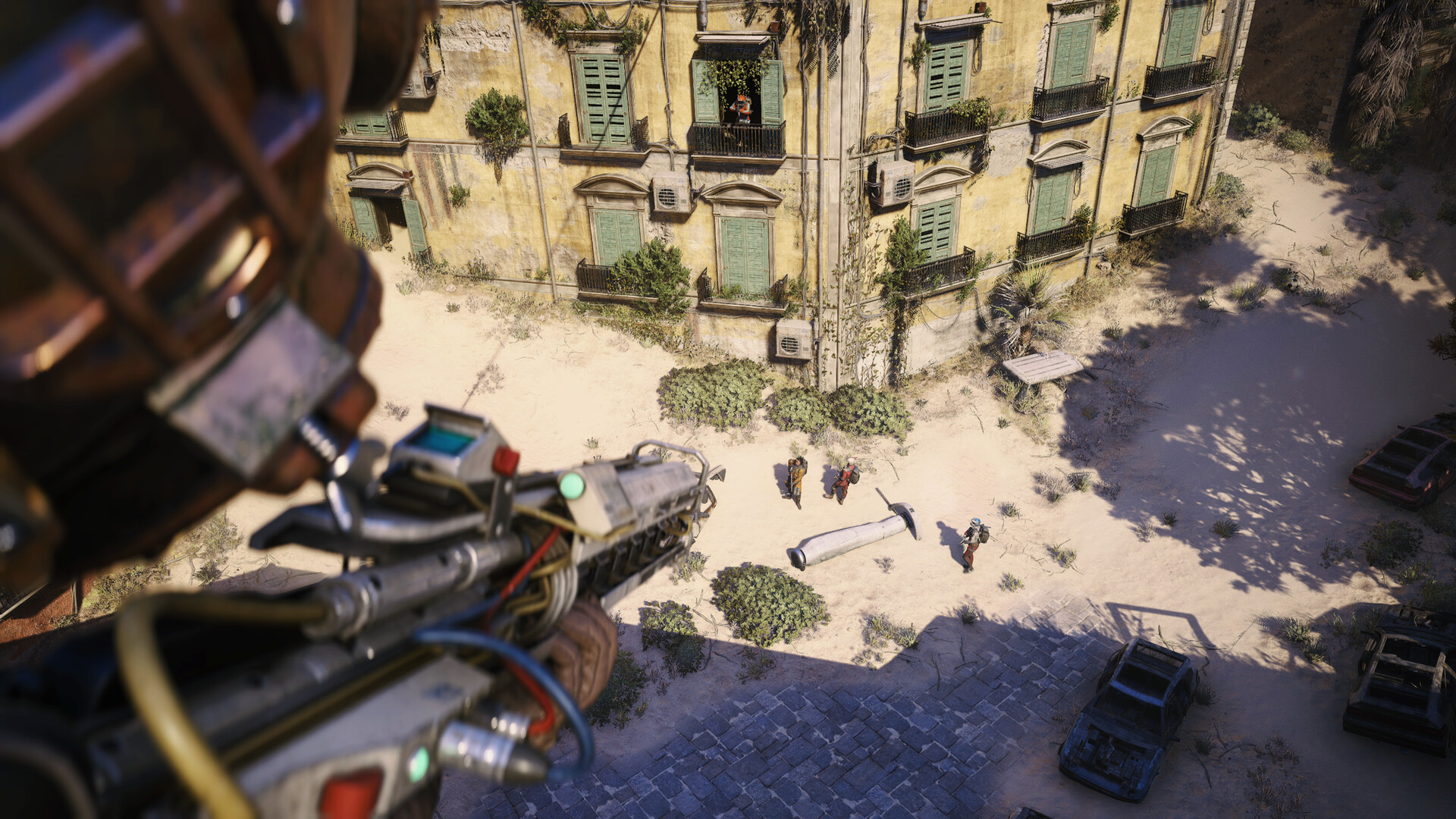 Un Raider en surplomb vise un trio d'autres Raiders dans une ruelle d'ARC Raiders