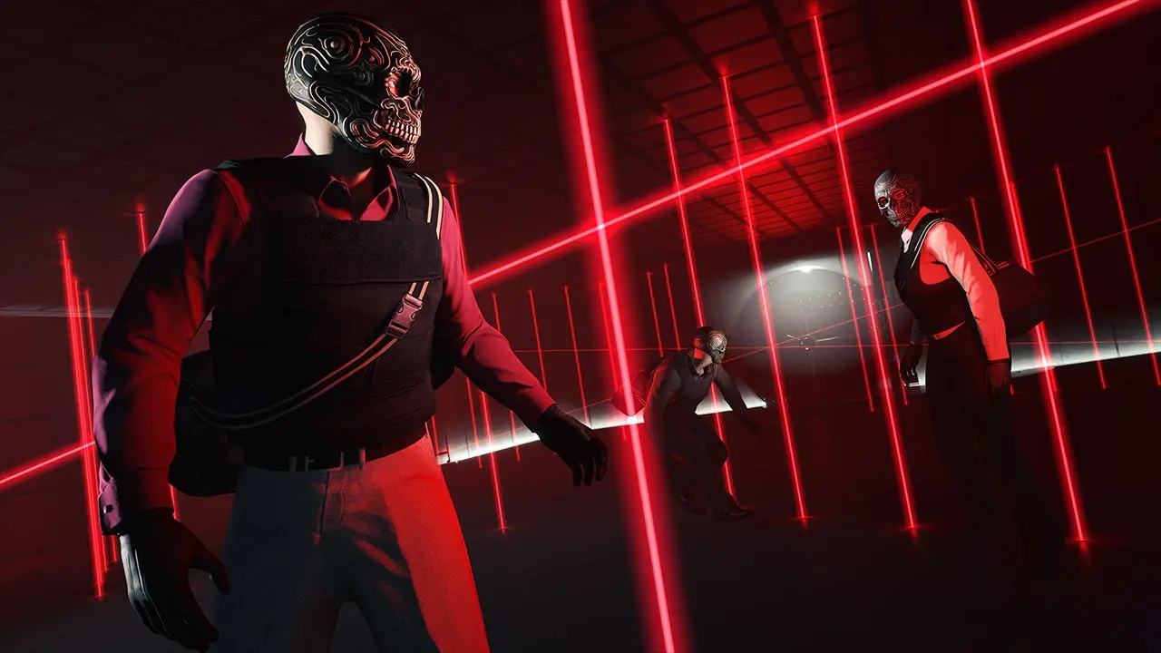 Des braqueurs masqués traversent le champ de lasers devant la chambre-forte du Kortz Center