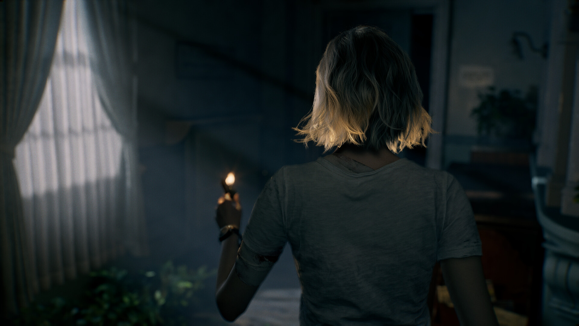 Resident Evil Requiem'de Grace bir çakmağın ışığında karanlık bir koridoru keşfediyor