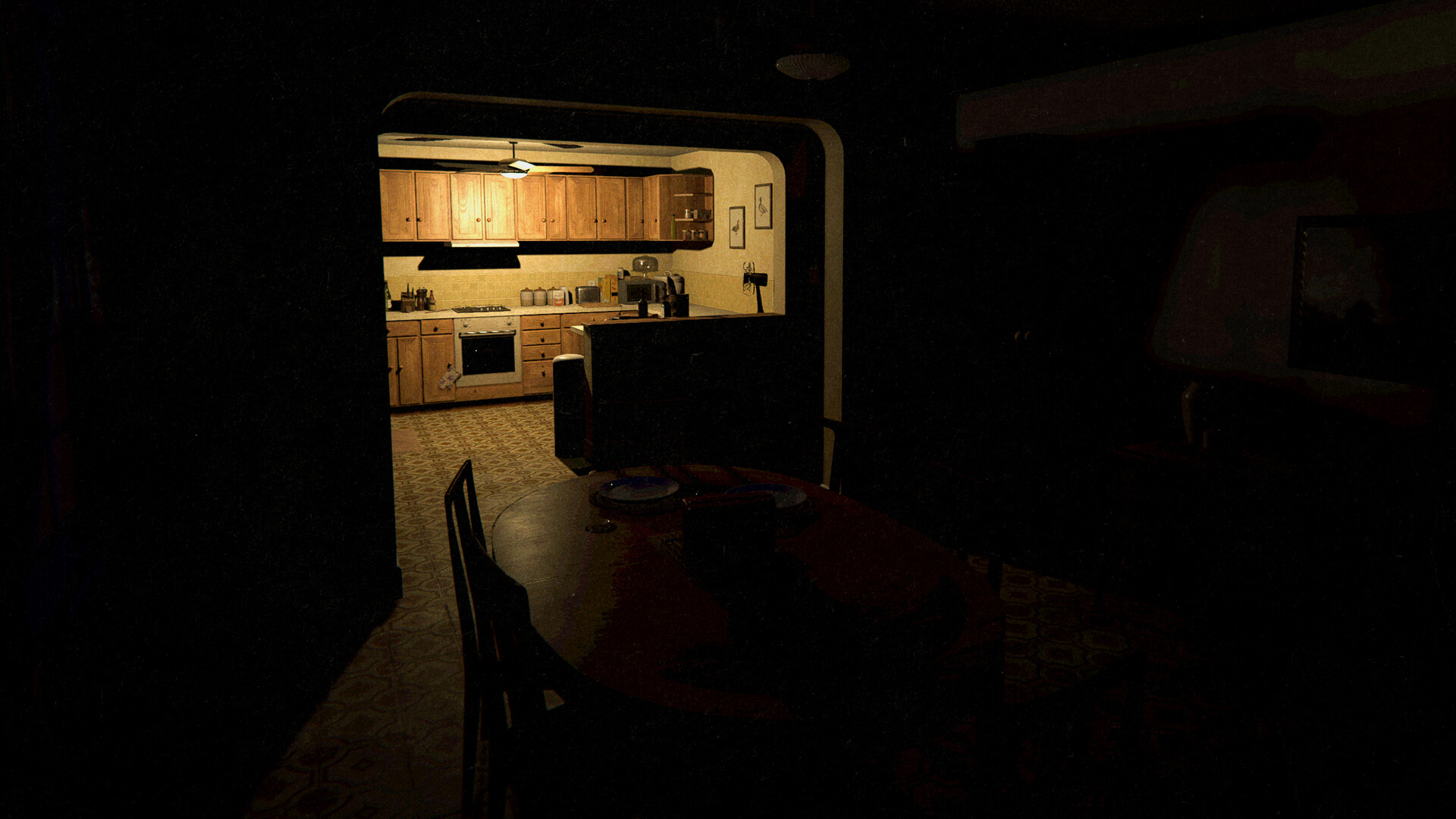 Intérieur sombre d'une maison hantée de Phasmophobia, avec une cuisine éclairée au fond