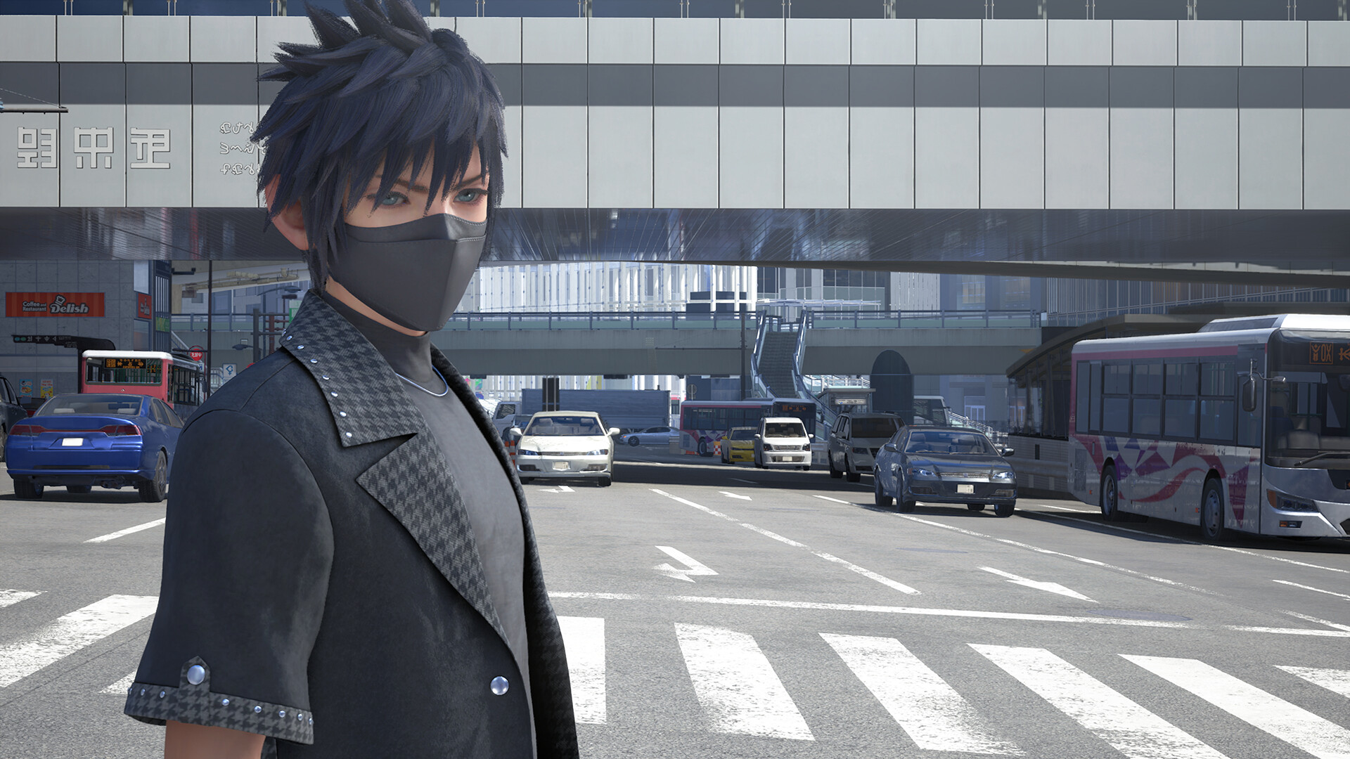 Un personnage masqué aux cheveux sombres se tient au bord d'une avenue, devant des voitures, des bus et une passerelle piétonne d'une métropole moderne