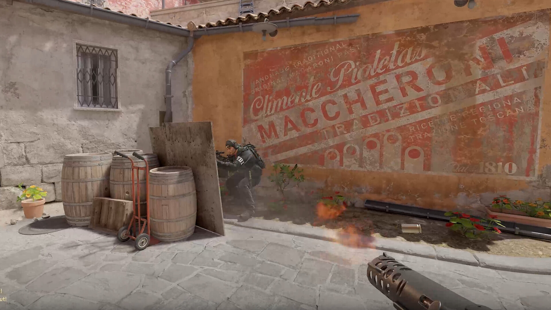 Duel rapproché entre deux joueurs de Counter-Strike 2 dans une ruelle