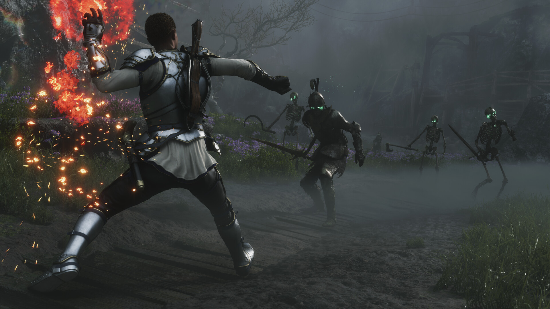 Le héros de Fable, épée dans le dos, lance un sort de feu face à des squelettes aux yeux verts dans une clairière brumeuse