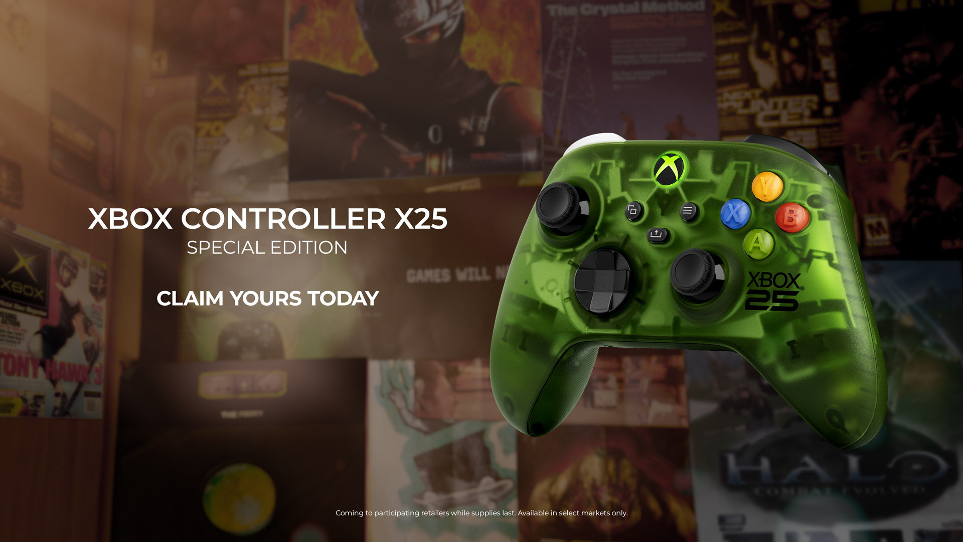 Bezprzewodowy kontroler XBOX X25 w edycji specjalnej, w przezroczystej zieleni, na tle ściany okładek magazynów i pudełek gier z ery pierwszego Xboksa