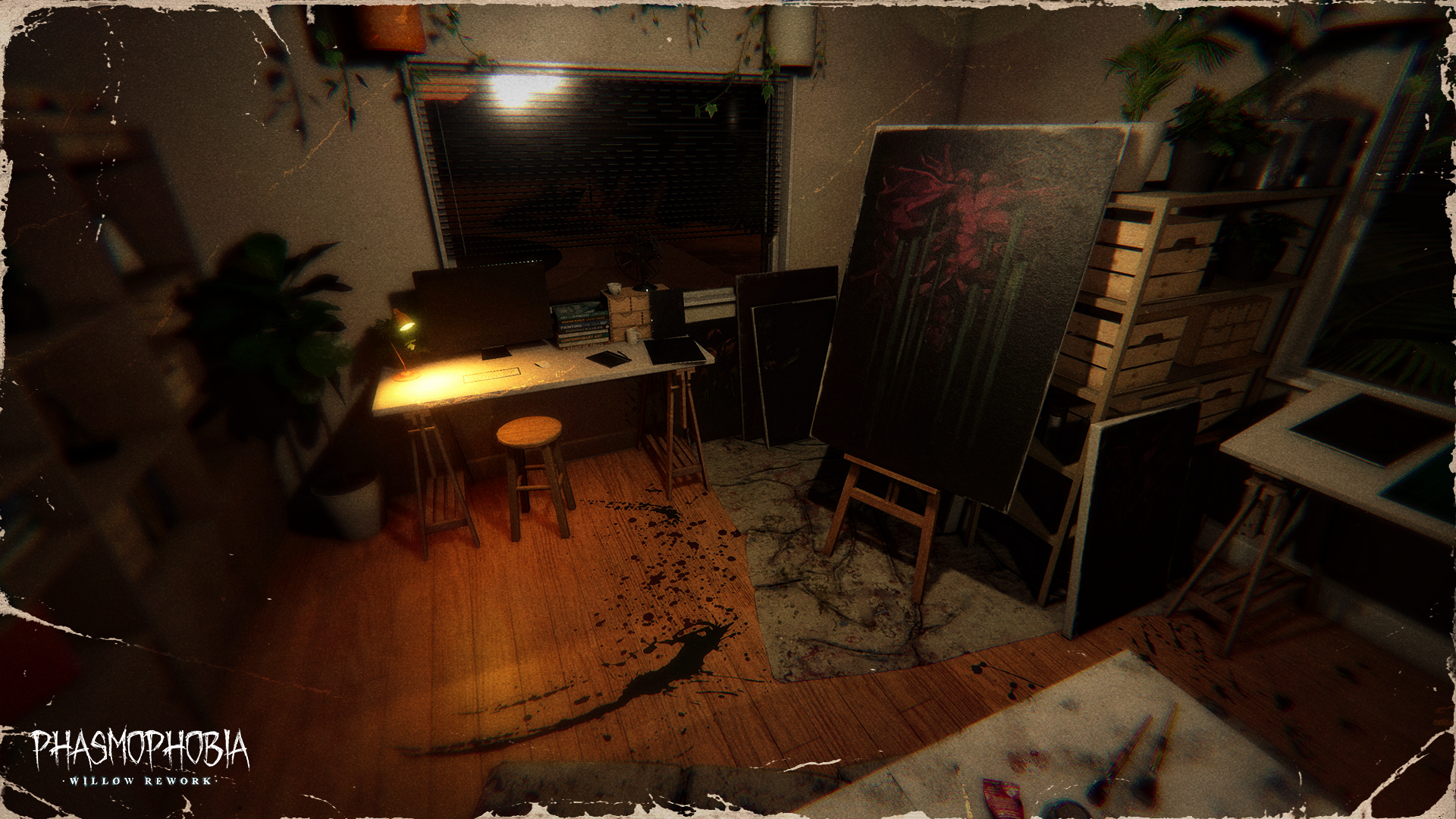 L'atelier de peinture de 13 Willow Street dans Phasmophobia, avec un chevalet et des toiles appuyées contre le mur