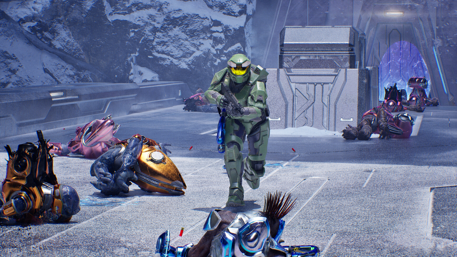 Master Chief przemieszcza się wśród pokonanych Covenantów na ośnieżonych platformach w Halo: Campaign Evolved