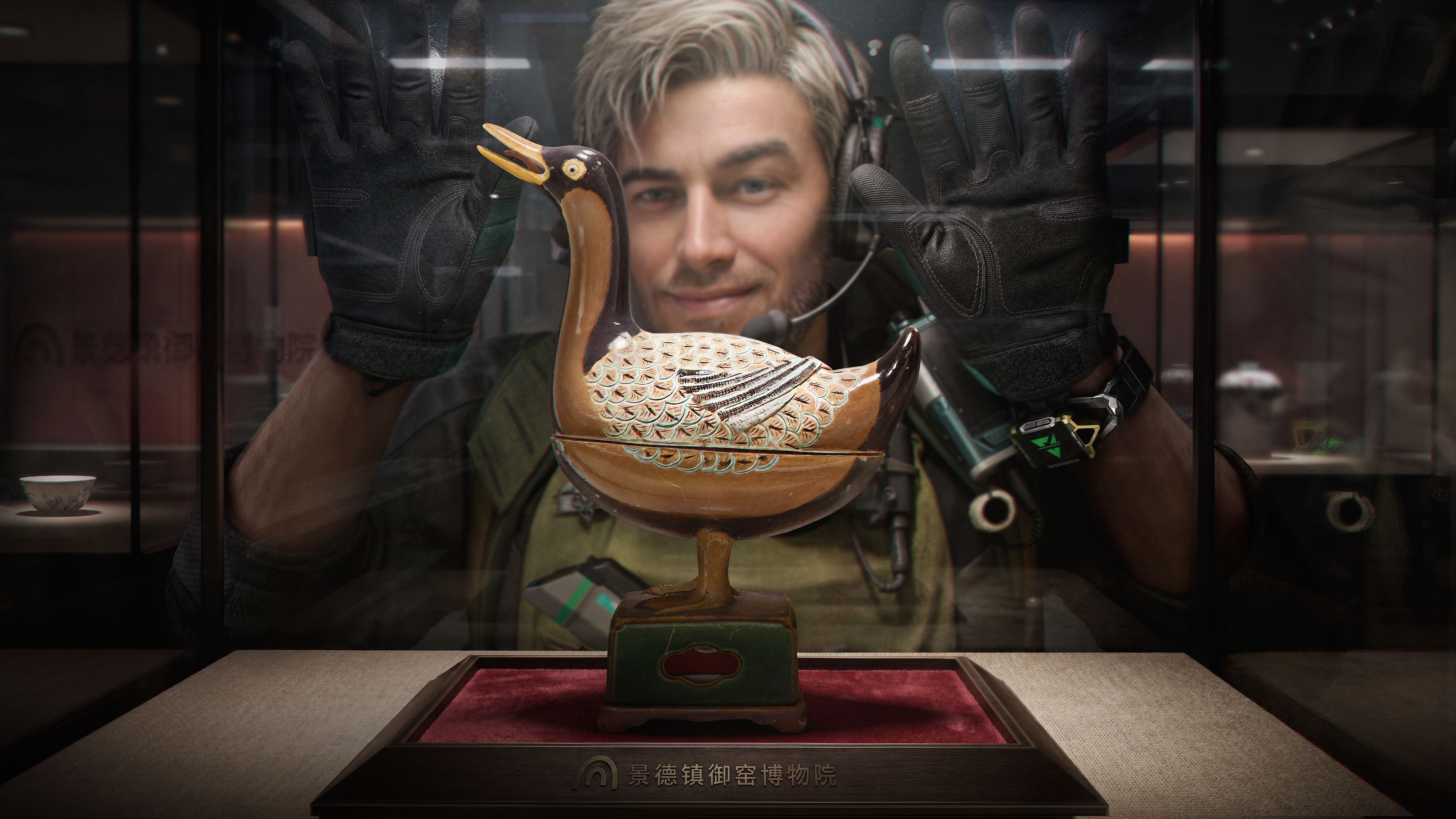 Un opérateur de Delta Force devant une vitrine contenant la relique Ducktor Sui, un brûle-parfum de porcelaine en forme de canard