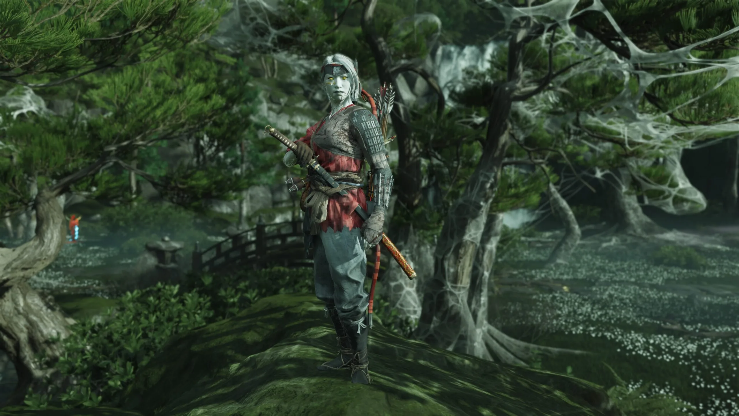 Eine Bogenschützin aus Ghost of Yotei Legends in einem von Spinnennetzen überzogenen Wald