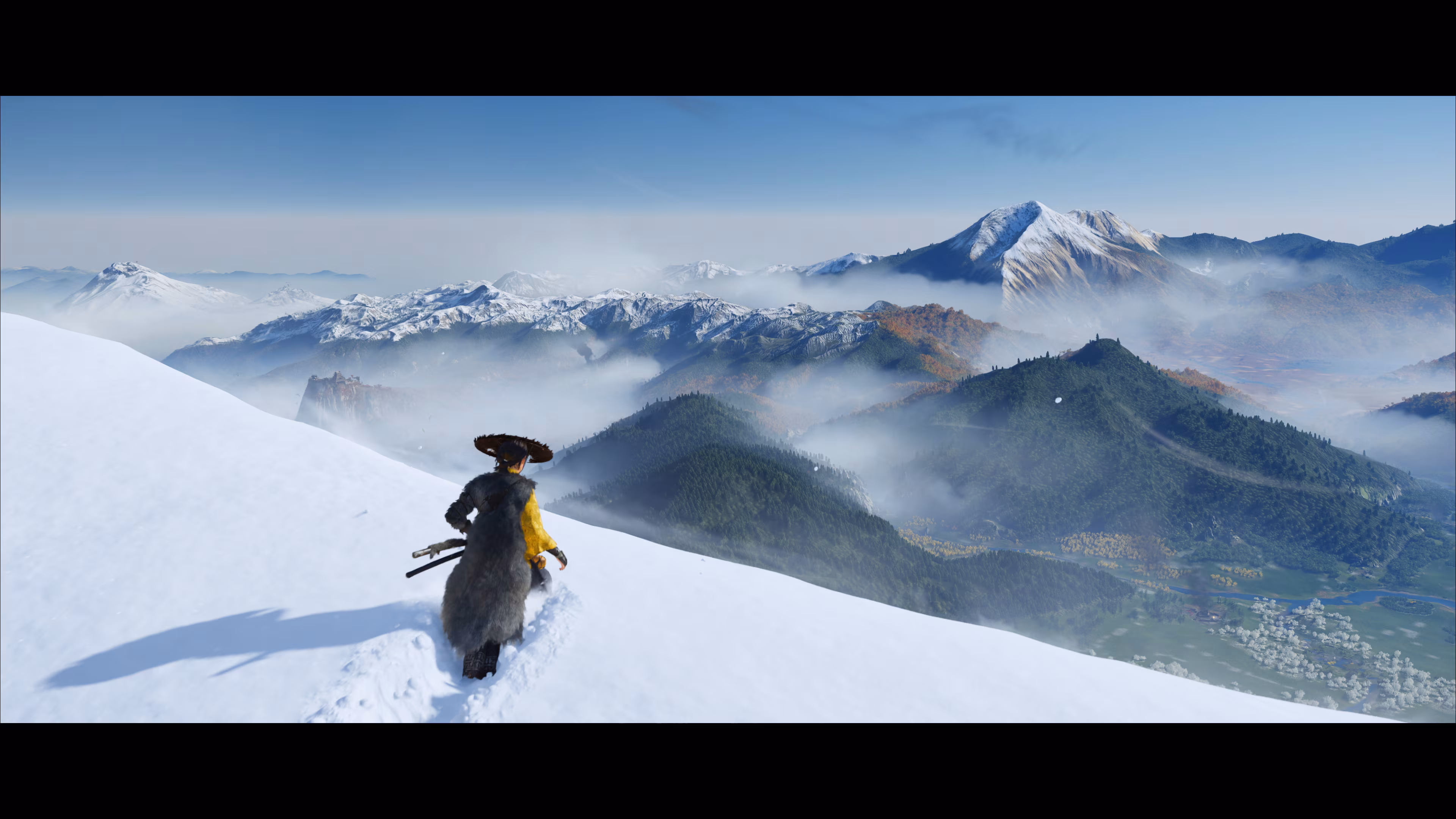 Atsu progresse dans une pente enneigée face à un panorama de montagnes dans Ghost of Yotei