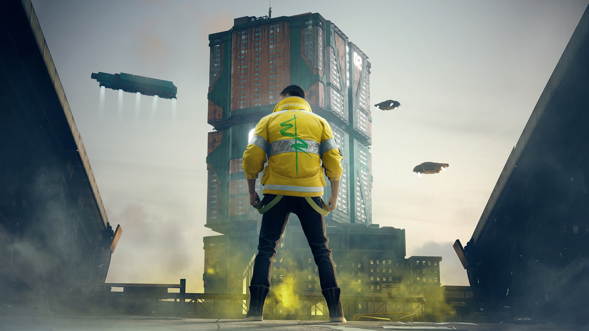 Personnage en veste d'intervention d'urgence face à un mégabâtiment de Night City dans Cyberpunk 2077