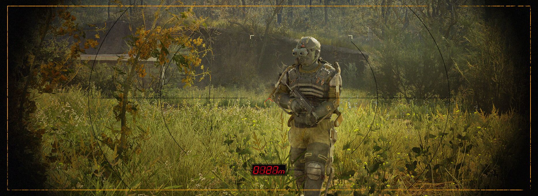 Vue à travers les jumelles de S.T.A.L.K.E.R. 2 sur un stalker en armure lourde traversant une prairie, avec un télémètre affiché en bas de l'image
